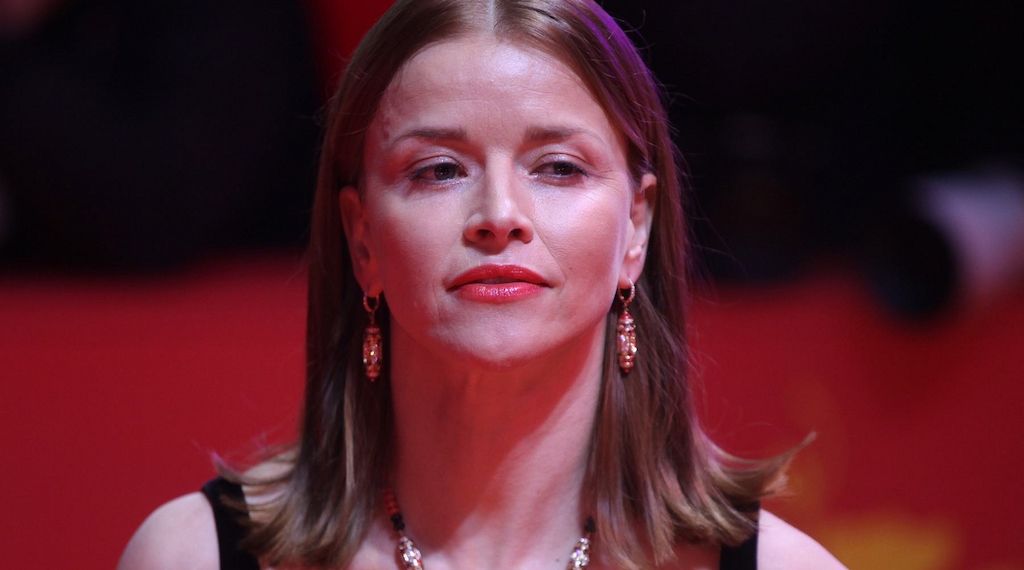 Schauspielerin Karoline Schuch blickt besorgt auf Landtagswahlen im Osten