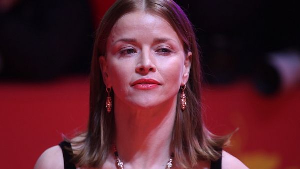 Schauspielerin Karoline Schuch blickt besorgt auf Landtagswahlen im Osten