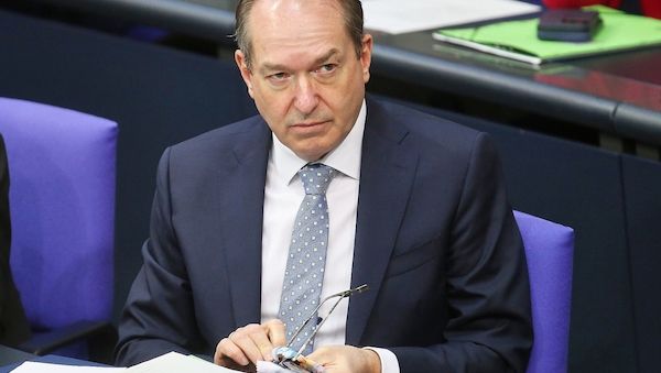 Dobrindt hält nach Gerichtsbeschluss an Beobachtung der AfD fest