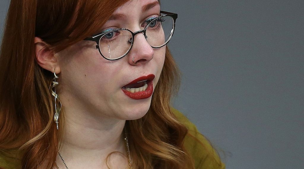Linken-Abgeordnete bricht bei Rede über Missbrauch in Tränen aus