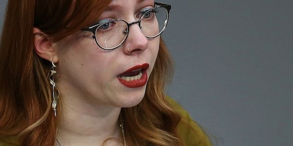 Linken-Abgeordnete bricht bei Rede über Missbrauch in Tränen aus