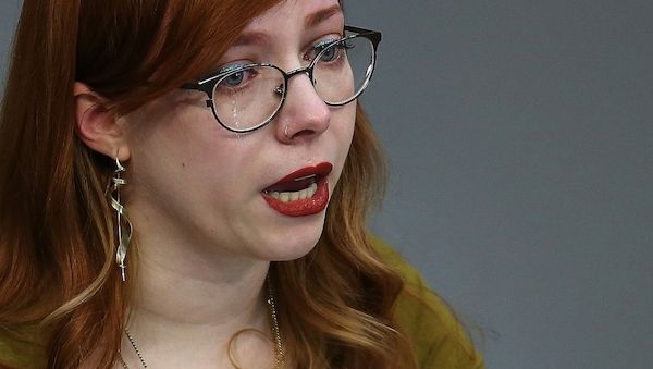 Linken-Abgeordnete bricht bei Rede über Missbrauch in Tränen aus