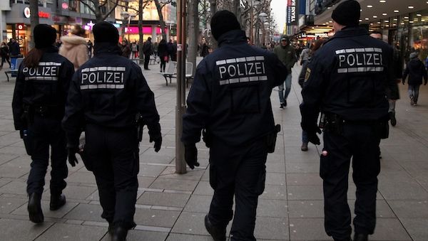 Zwei Frauen bei Auffahrunfall nach mutmaßlichem Rennen in Berlin-Friedrichsfelde verletzt