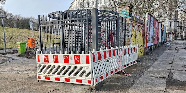 Unbekannte beschädigen Tor am Görlitzer Park in Berlin-Kreuzberg
