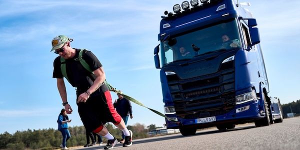 Berliner zieht Lkw eine Stunde lang mit Muskelkraft