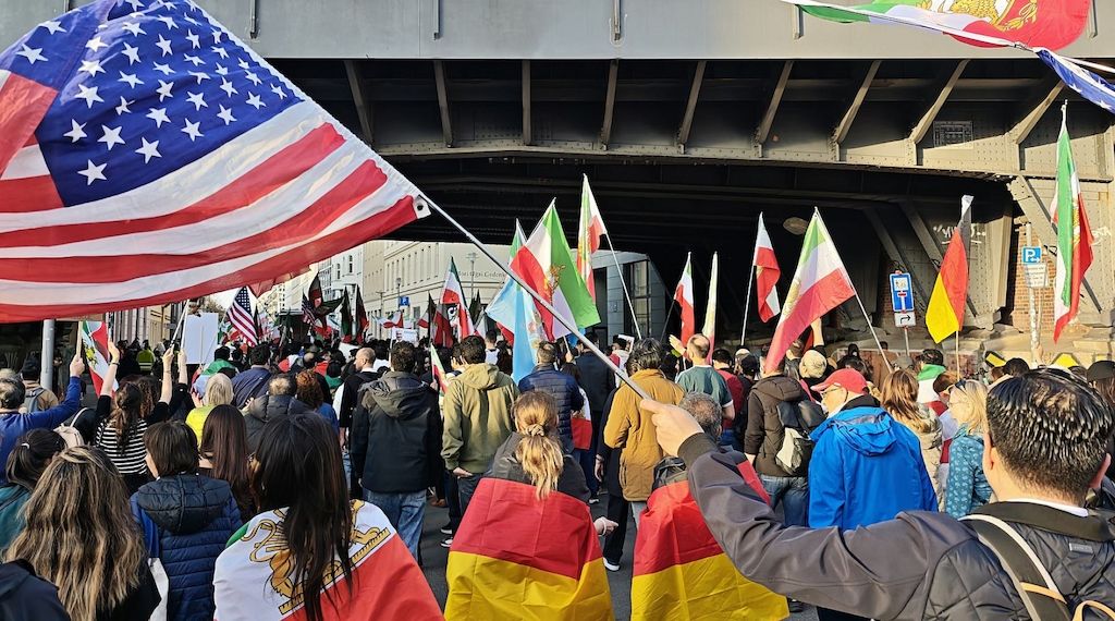 Tausende begrüßen bei Demo in Berlin Angriff auf den Iran