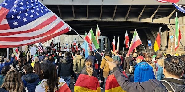 Tausende begrüßen bei Demo in Berlin Angriff auf den Iran