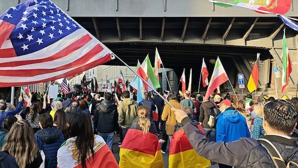 Tausende begrüßen bei Demo in Berlin Angriff auf den Iran