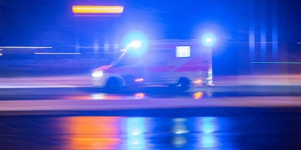 Auto prallt in Berlin-Reinickendorf gegen einem Baum – Fahrer tot