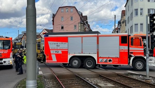 Person nach Straßenbahnunfall in Stuttgart befreit