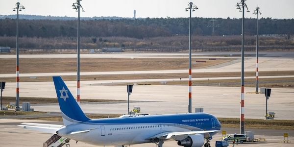 Staatsflugzeug Israels wegen Krieg zum Berliner Flughafen BER gebracht