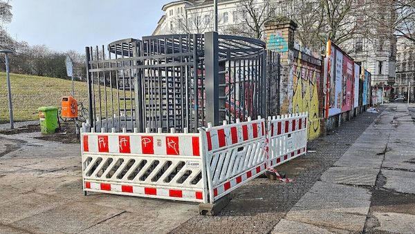 Unbekannte beschädigen Umzäunung des Görlitzer Parks in Berlin