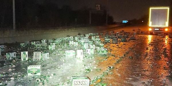 Bierkisten stürzen von Lkw auf Bremer Autobahn