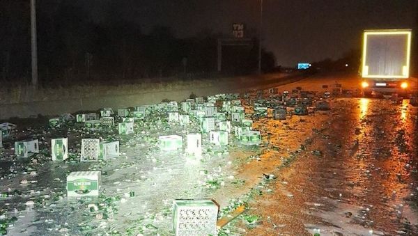 Bierkisten stürzen von Lkw auf Bremer Autobahn