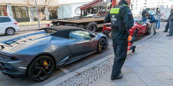 Steuerbetrug mit Luxusautos? Razzien und Festnahmen