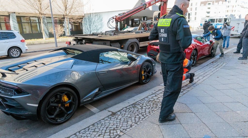 Steuerbetrug mit Luxusautos? Razzien und Festnahmen