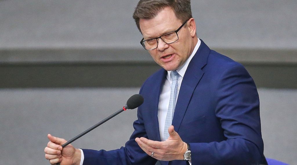 Umweltminister drängt auf Unabhängigkeit von fossilen Energien