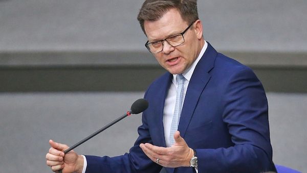 Umweltminister drängt auf Unabhängigkeit von fossilen Energien