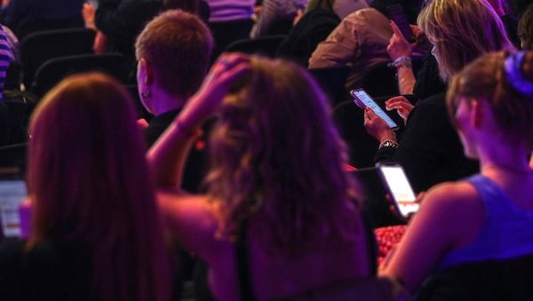 Özdemir will Handys an Schulen verbieten