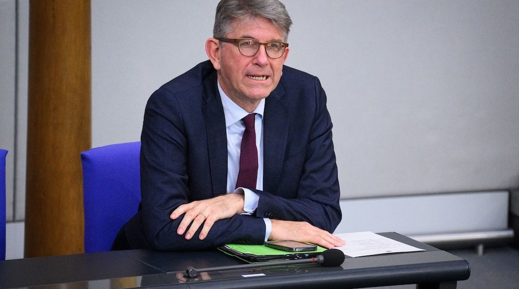 Kritik am Ausschluss dreier Buchläden von Preisvergabe durch Kulturstaatsminister Wolfram Weimer