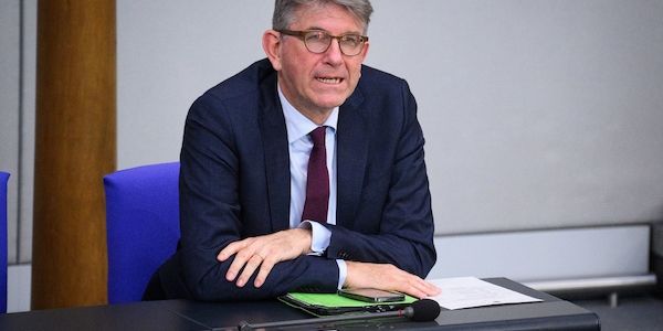 Kritik am Ausschluss dreier Buchläden von Preisvergabe durch Kulturstaatsminister Wolfram Weimer