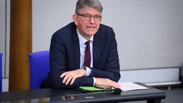 Kritik am Ausschluss dreier Buchläden von Preisvergabe durch Kulturstaatsminister Wolfram Weimer