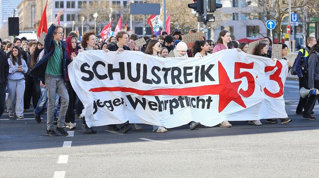 Schüler demonstrieren bundesweit gegen Wehrdienstpläne