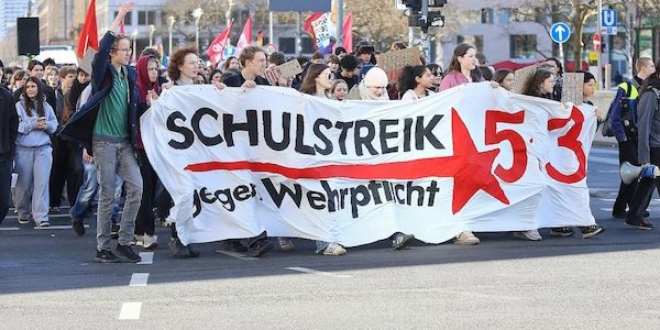 Schüler demonstrieren bundesweit gegen Wehrdienstpläne