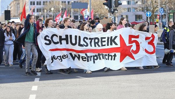 Schüler demonstrieren bundesweit gegen Wehrdienstpläne