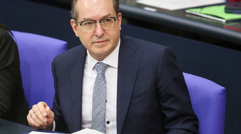 Dobrindt verkündet Einigung bei Abschiebezentren