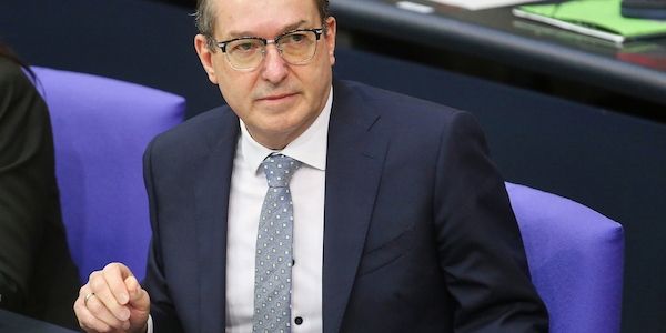 Dobrindt verkündet Einigung bei Abschiebezentren