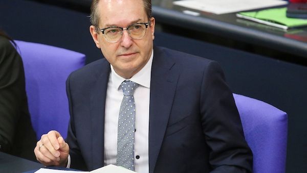 Dobrindt verkündet Einigung bei Abschiebezentren