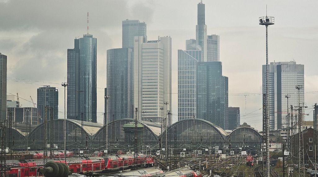 Bayaz mahnt bessere Behörden-Kooperation bei Finanzkriminalität an