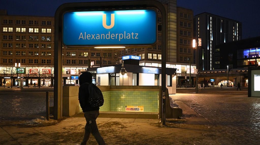 25-Jähriger am Berliner-Alexanderplatz mit Stichwaffe verletzt