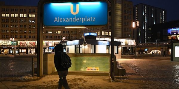 25-Jähriger am Berliner-Alexanderplatz mit Stichwaffe verletzt