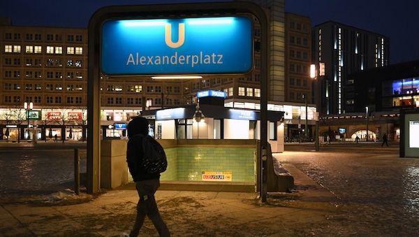 25-Jähriger am Berliner-Alexanderplatz mit Stichwaffe verletzt