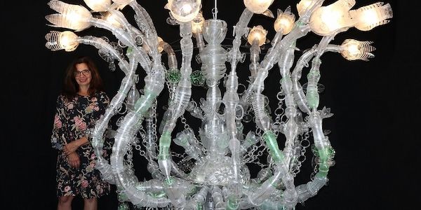 Ein Material in neuem Licht Plastikflaschen: Stoff für Kunst