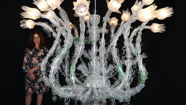 Ein Material in neuem Licht Plastikflaschen: Stoff für Kunst