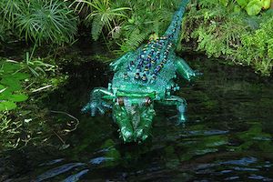 Ein Material in neuem Licht Plastikflaschen: Stoff für Kunst Bild 1