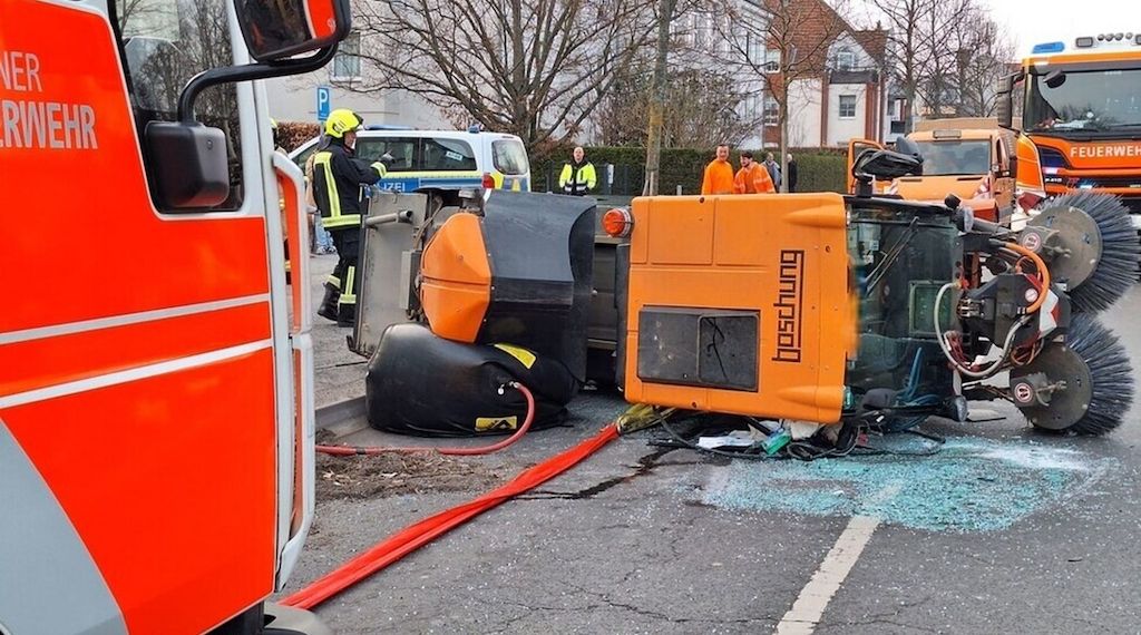 Kehrmaschine kippt in Berlin-Lichtenrade um! Fahrer im Krankenhaus