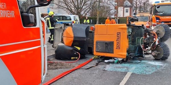 Kehrmaschine kippt in Berlin-Lichtenrade um! Fahrer im Krankenhaus
