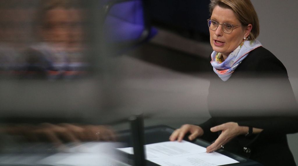 Justizministerin verspricht Terroropfern Beistand