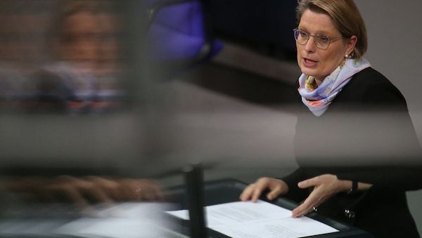 Justizministerin verspricht Terroropfern Beistand