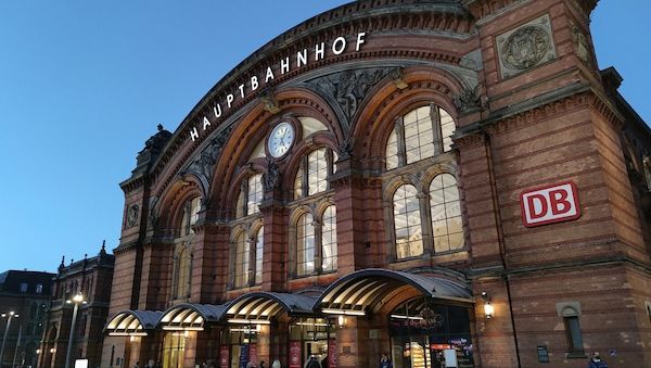 Drogenhändler flüchtet vor Polizisten in Bremen-Mitte