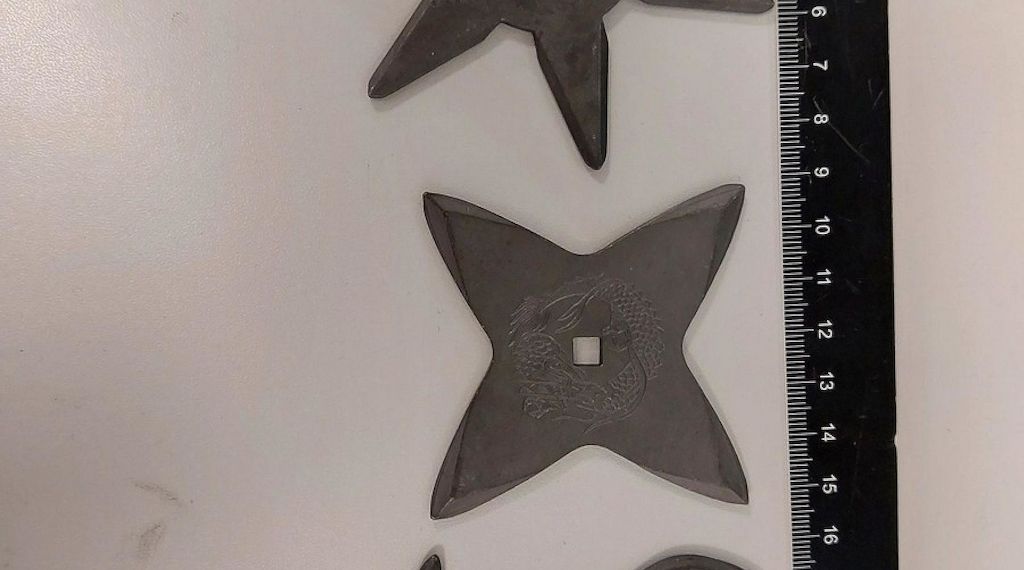 Bundespolizei stellt verbotene Wurfsterne am Flughafen Köln/Bonn sicher