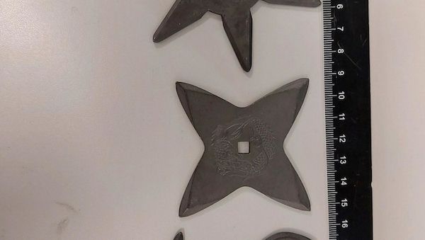 Bundespolizei stellt verbotene Wurfsterne am Flughafen Köln/Bonn sicher