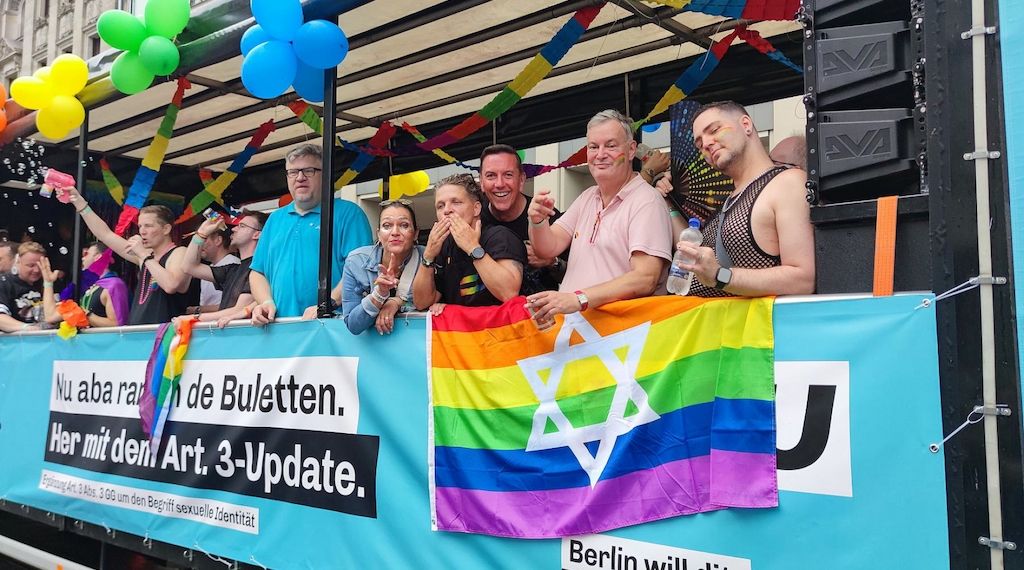 Queerbeauftragte will Kanzler Merz auf CSD-Wagen einladen