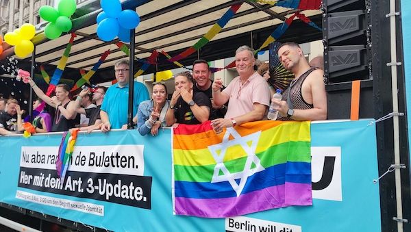 Queerbeauftragte will Kanzler Merz auf CSD-Wagen einladen