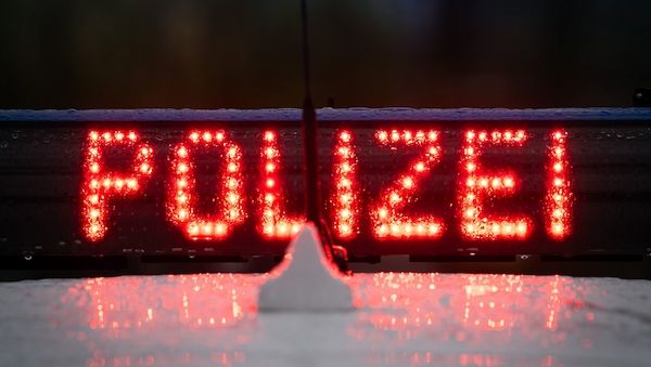 Auto prallt gegen Bus im Bernauer Ortsteil - Fahrer stirbt im Krankenhaus