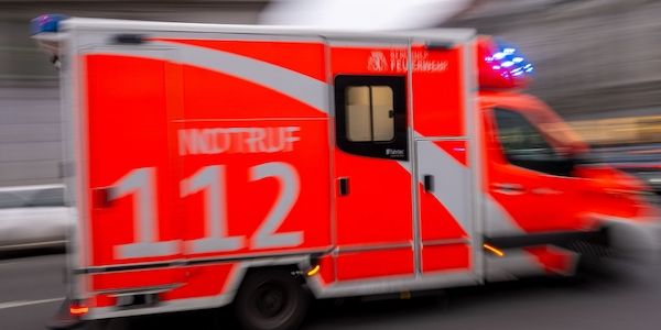 Vom Motorrad in Berlin-Schöneberg angefahren - Frau in Lebensgefahr